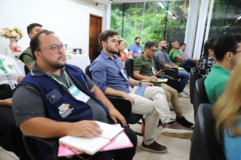 Participantes da oficina acompanham atentamente as discussões sobre educação ambiental e mudanças climáticas no Parque Zoobotânico da Ufac. Foto: Mardilson Gomes/SEE