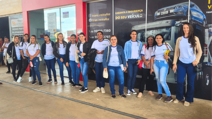 Turma do curso de frentista do programa Mulheres Mil, durante aula prática em um posto de gasolina de Rio Branco. Foto: Ascom/Ieptec