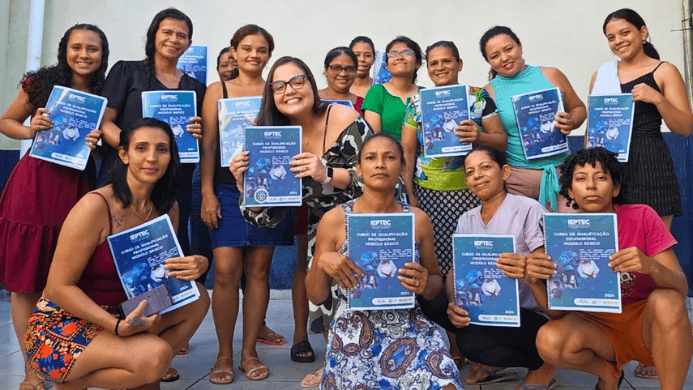 Turma do curso de promotor de vendas da comunidade Mutambo, no Quixadá, exibindo as apostilas que são disponibilizadas para todos os cursos do Ieptec do programa Mulheres Mil. Foto: Ascom/Ieptec