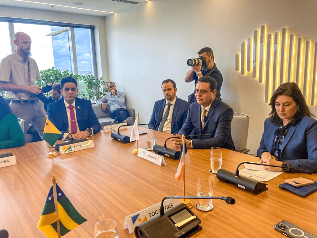 Com posse de Amarísio Freitas (de gravata vermelha), governo do Acre passa a ter participação ativa no novo ciclo do colegiado. Foto: Assessoria Comsefaz