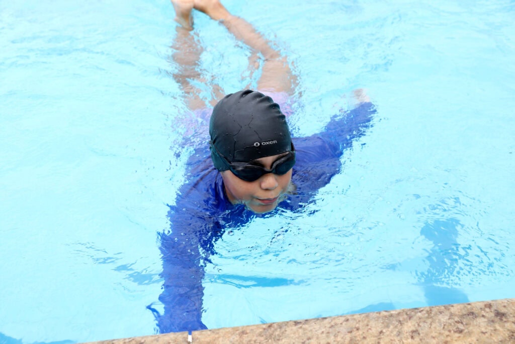 Albert Bezerra iniciou as atividades na piscina na Armando Nogueira em outubro do ano passado. Foto: Mardilson Gomes/SEE