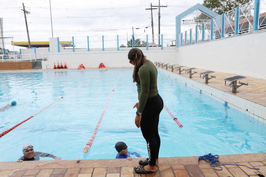 Professora Gleicekely Moura atende outros alunos com autismo com aulas de natação. Foto: Mardilson Gomes/SEE