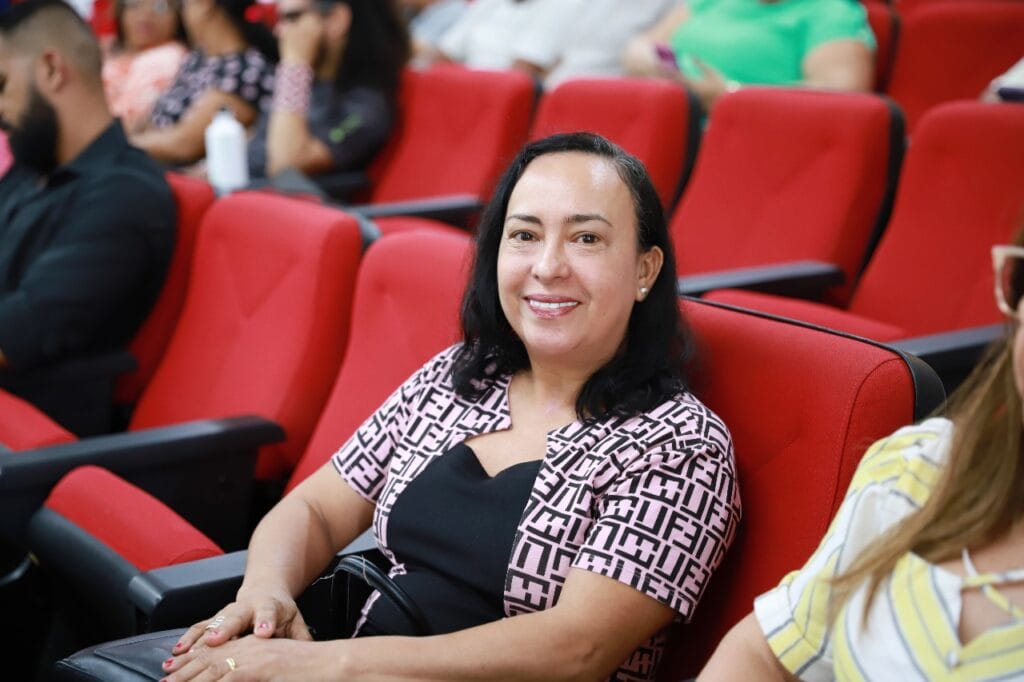 A gestora Cristina Araújo destaca como o uso correto da AEI facilita a gestão da merenda escolar e melhora o trabalho da equipe. Foto: Mardilson Gomes/SEE