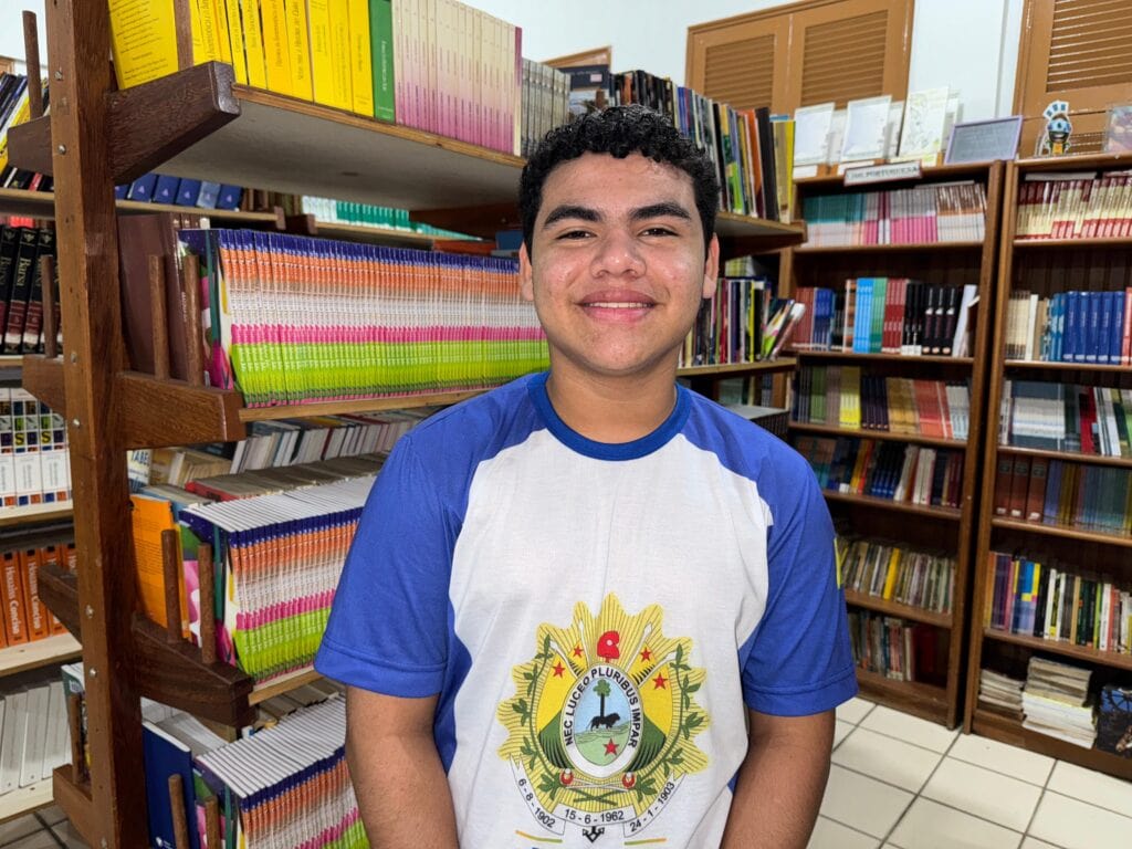 João Pedro Souza de Oliveira, estudante da Escola Dom Henrique Ruth, em Cruzeiro do Sul, concorre com o projeto Arborização e Turismo Sustentável. Foto: Gledson Albano/SEE/Cruzeiro do Sul