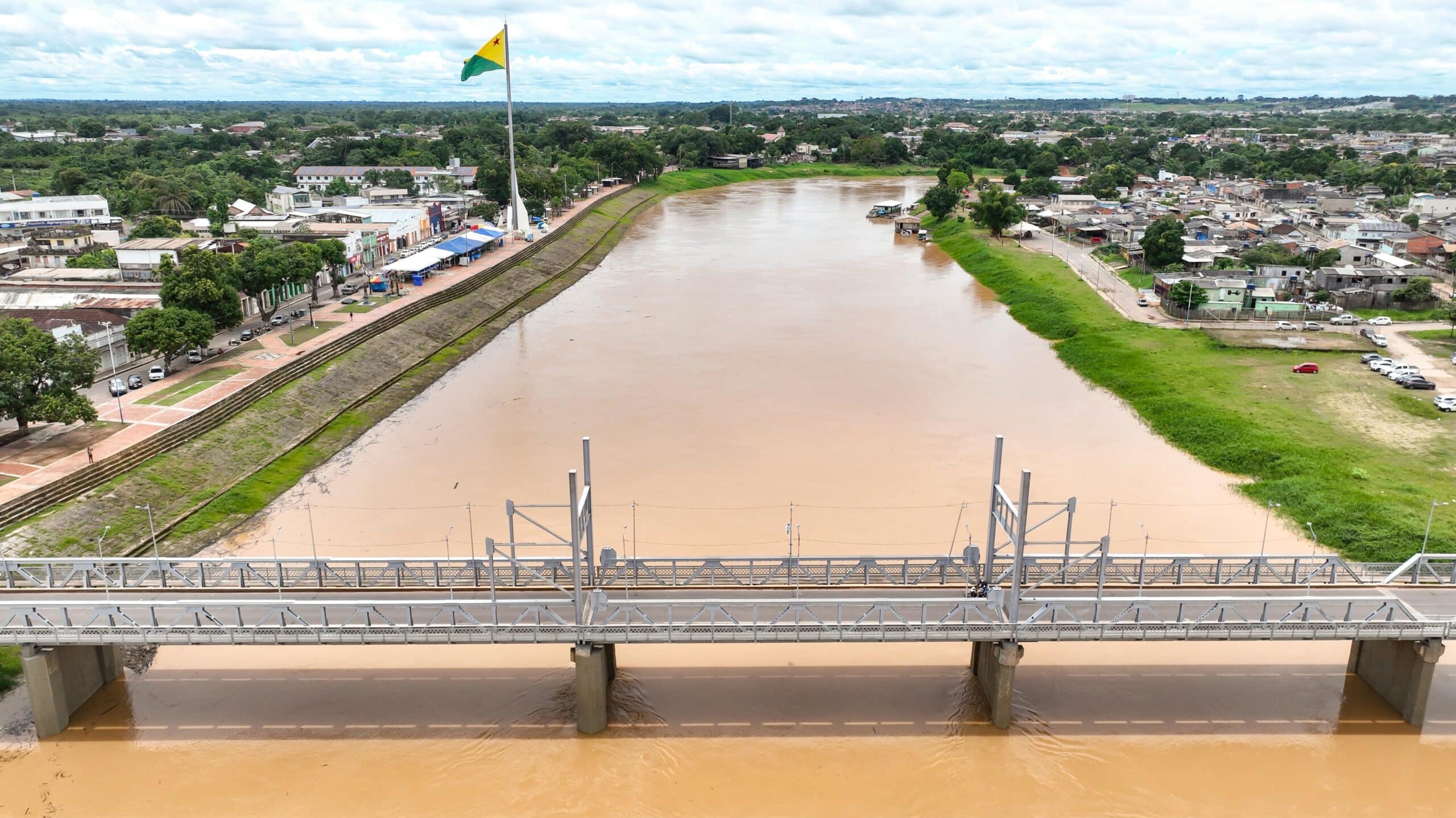 Já em Rio Branco, o Rio Acre marcou 10,32m na última medição, após uma breve estabilização. Foto: Pedro Devani/Secom