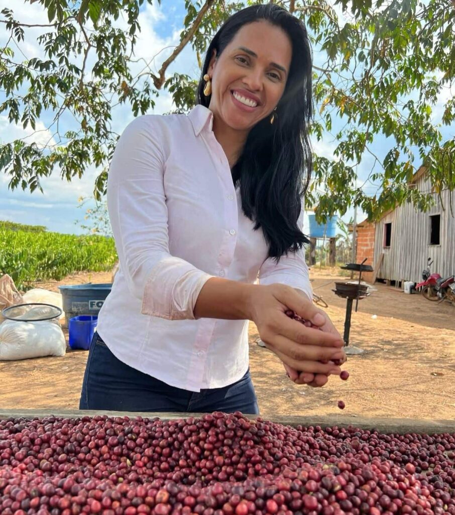 Coordenadora do Núcleo da Cafeicultura da Seagri, Michelma Lima: “As capacitações destacam a importância da escolha criteriosa dos frutos e das boas práticas”. Foto: cedida