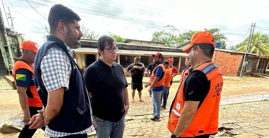 Secretário Fabio Rueda (camiseta preta) confirmou que Representação do Governo em Brasília buscará apoio do governo federal para auxiliar famílias afetadas por enxurrada em Rio Branco. Foto: cedida