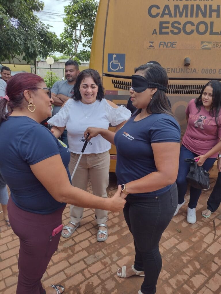 CADV orientou motoristas e monitores como proceder com alunos sem visão. Foto: CADV/Divulgação