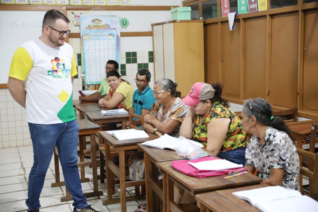 Profissional da Secretaria de Estado de Educação (SEE) acompanha alunos da EJA em sala de aula. Foto: Ascom/SEE