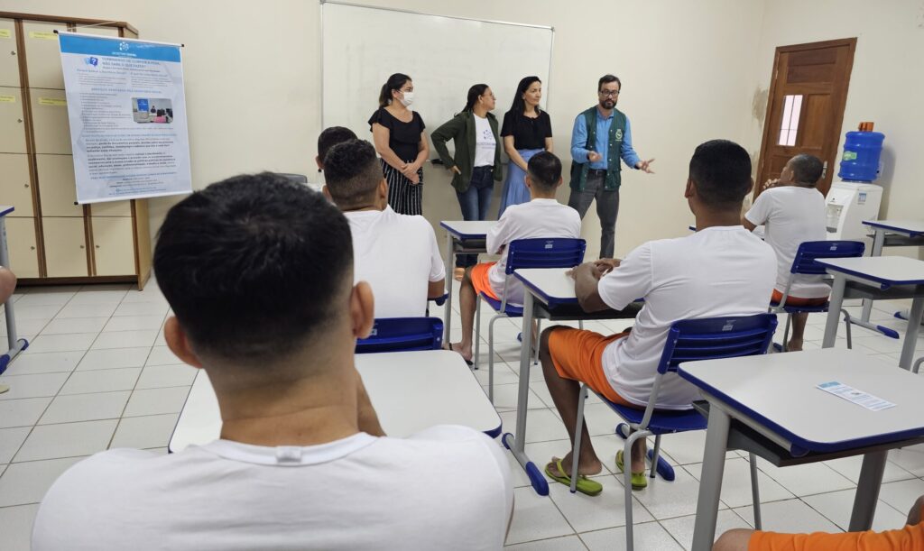 Iapen e DPE se reúnem para realizar palestra para pessoas pré-egressas, com o objetivo de esclarecer como funciona a progressão do regime fechado para o semiaberto. Foto: Isabelle Nascimento/Iapen