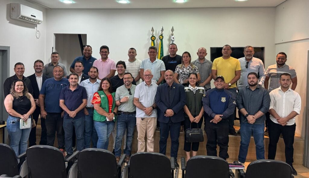 Governo do Acre apresenta o projeto da nova delegacia de Brasiléia a autoridades do município. Foto: cedida.