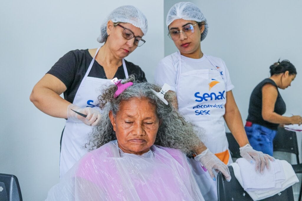 Serviços em cuidado com a beleza estão sendo oferecidos. Foto: Diego Silva/Secom