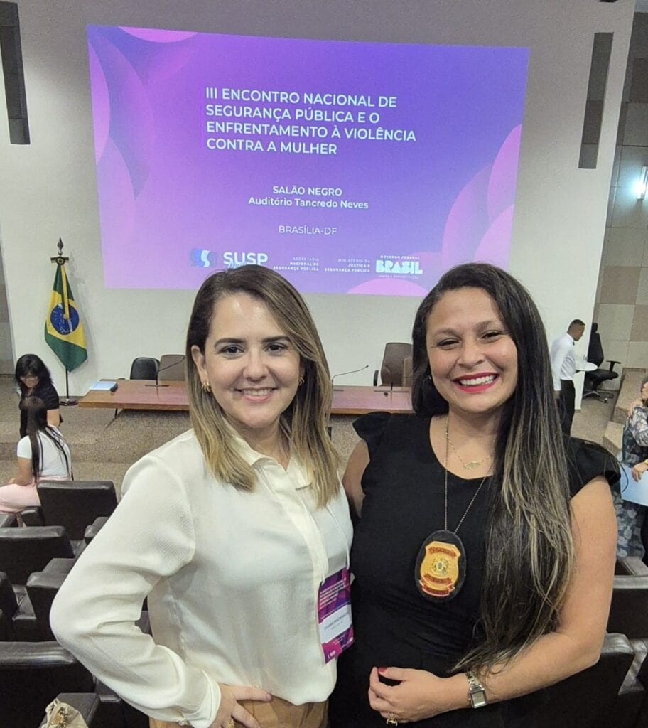 Delegada Juliana De Angelis e agente Luecia Carvalho representam a Polícia Civil do Acre no 3° Encontro Nacional de Segurança Pública e Enfrentamento à Violência contra a Mulher. Foto: cedida.