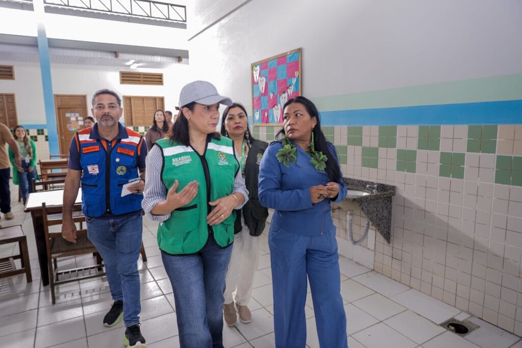 Sete famílias indígenas da etnia Huni Kuin estão abrigadas na escola. Foto: Neto Lucena/Secom