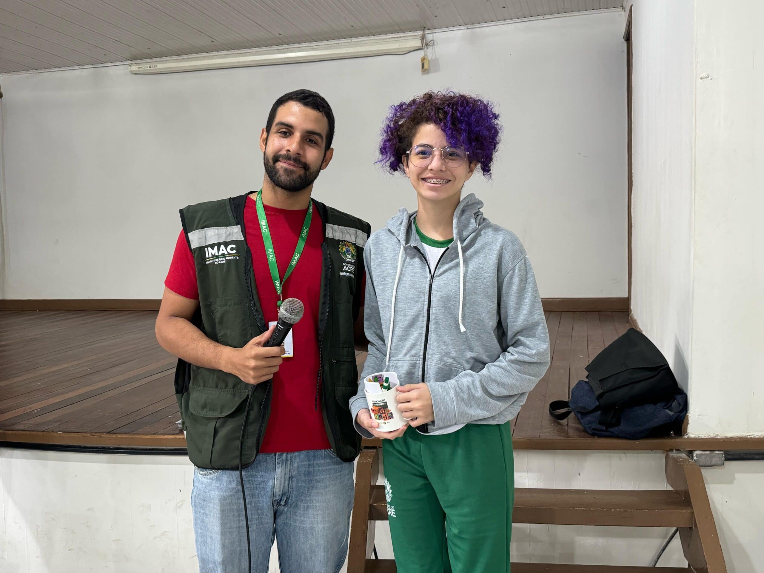 A estudante Ana Júlia Dalmolin ganhou um brinde por participar da atividade realizada pela equipe de educação ambiental do Imac. Foto: Divulgação/Imac.