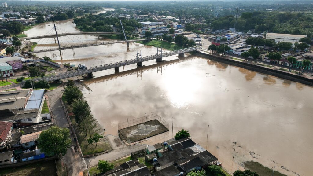 Rio Acre ultrapassou a cota de alerta na manhã deste domingo, 9, em Rio Branco. Foto: Pedro Devani/Secom