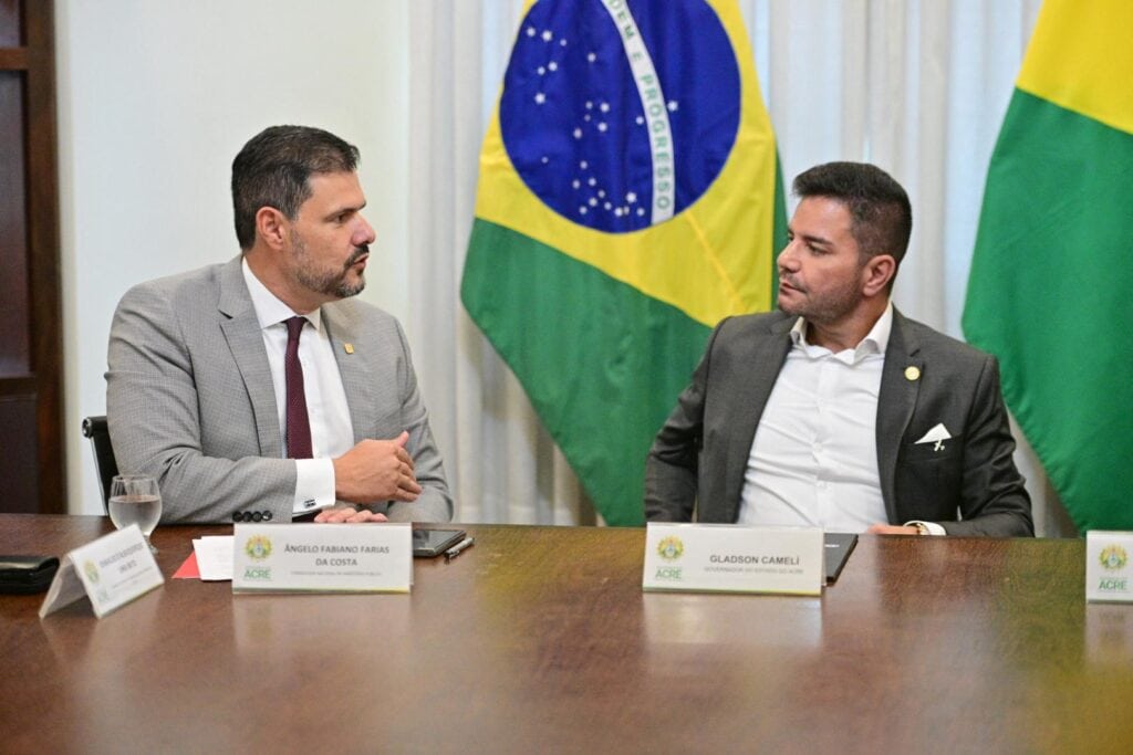 Gladson Camelí recebeu a visita do corregedor nacional do Ministério Público, conselheiro Ângelo Fabiano Farias da Costa. Foto: Diego Gurgel/Secom