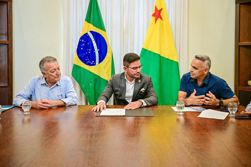 Durante a assinatura do acordo, o governador Gladson Cameli destacou a importância da parceria para o futuro econômico do estado. Foto: Diego Gurgel/Secom