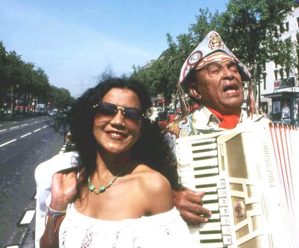 Nazaré Pereira e Luiz Gonzaga nas ruas de Paris, em 1982. Foto: cedida