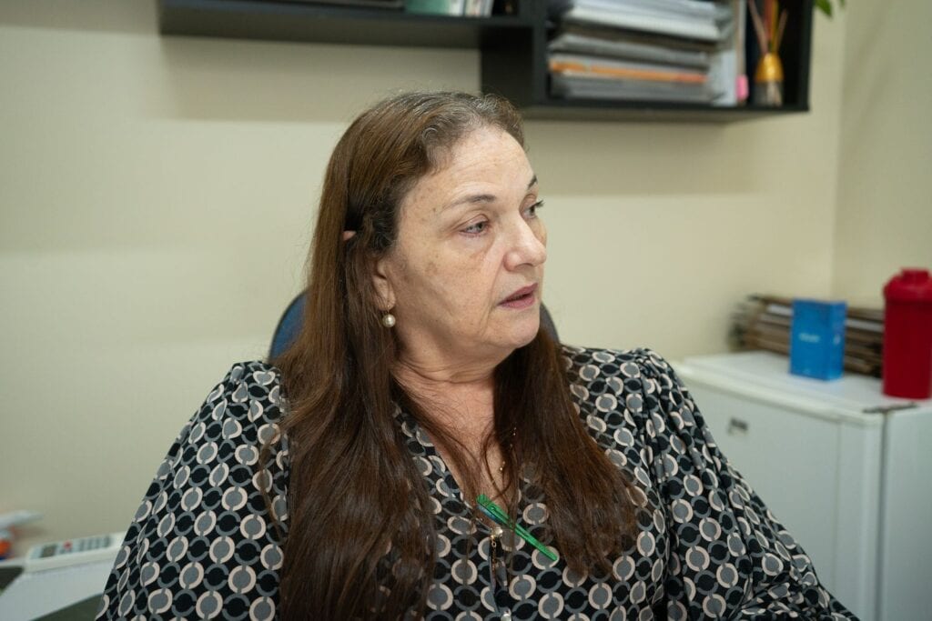 “Uma pessoa pode contrair o vírus da hepatite ao entrar em contato com objetos cortantes contaminados, como alicates, lâminas de barbear ou pinças”, comenta Edna Gomes. Foto: Alefson Domingos/Secom