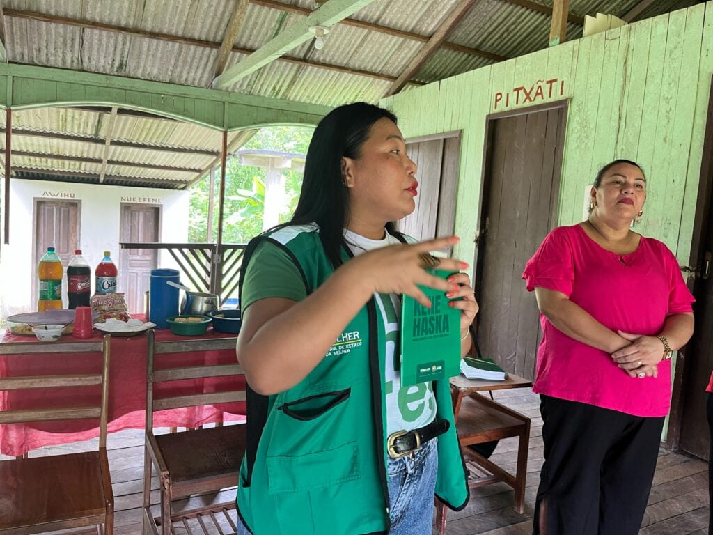 Roda de conversa sobre a Lei Maria da Penha, os tipos de violência e a prevenção ao feminicídio, além da entrega da Cartilha Lei Maria da Penha. Foto: Rebeca Martins/Semulher