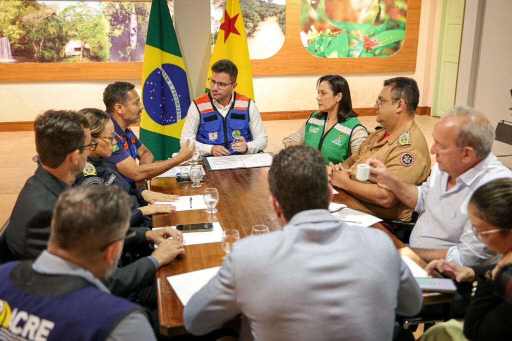 Governador Gladson Camelí reúne órgãos estaduais para intensificar ações diante da cheia do Rio Acre. Foto: José Caminha/Secom