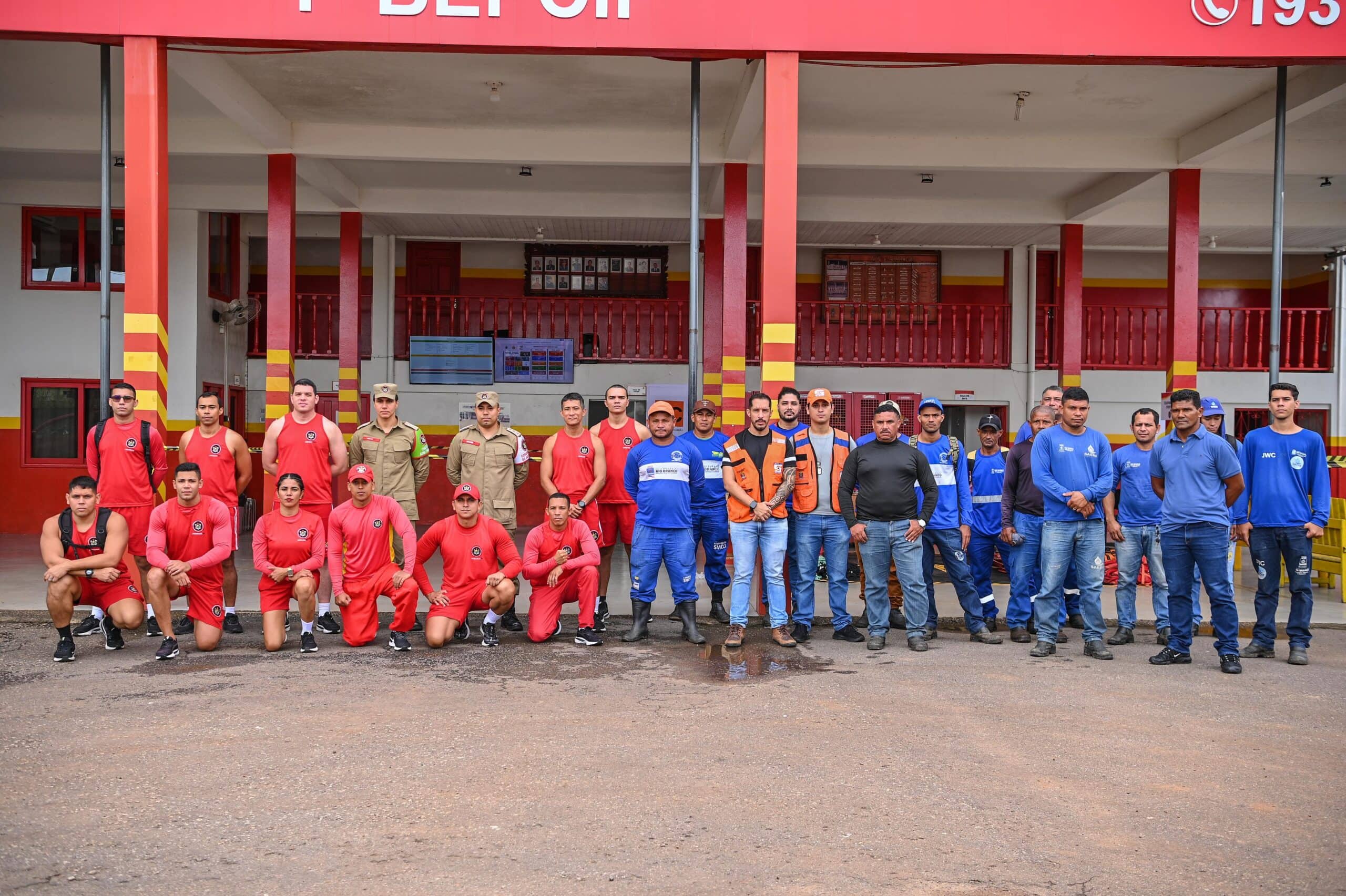 Equipes de resgate do Corpo de Bombeiros do Acre. Foto: Felipe Freire/Secom