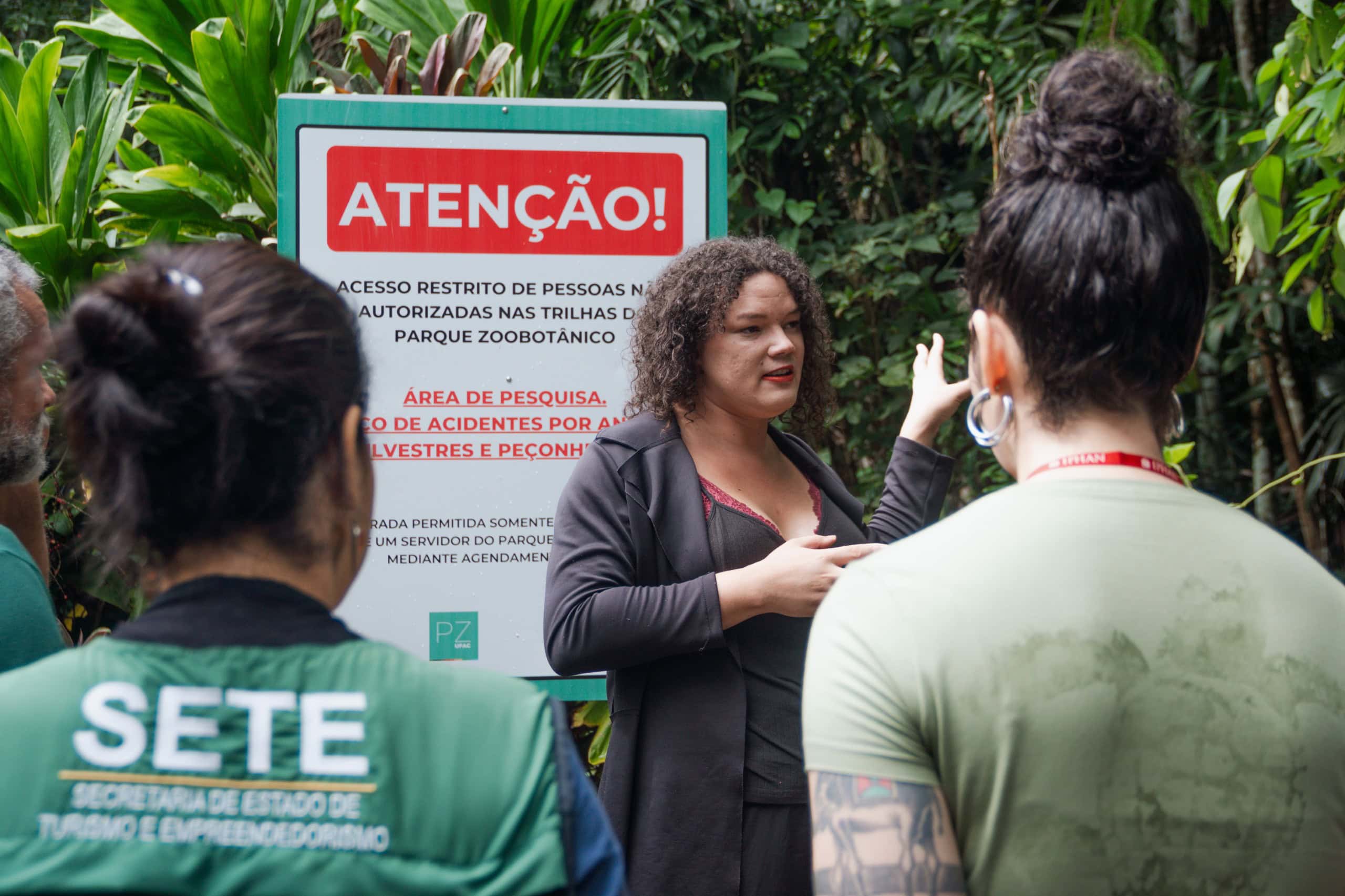 Servidora da Ufac faz guiamento em trilha no Parque Zoobotânico. Foto: Bruno Moraes/Sete