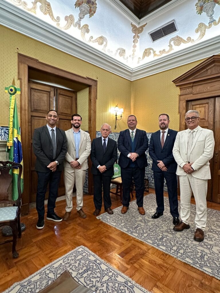 Marcelo Messias (de gravata vermelha) ao lado do embaixador do Brasil em Portugal e de secretários de Turismo da Região Norte. Foto: cedida