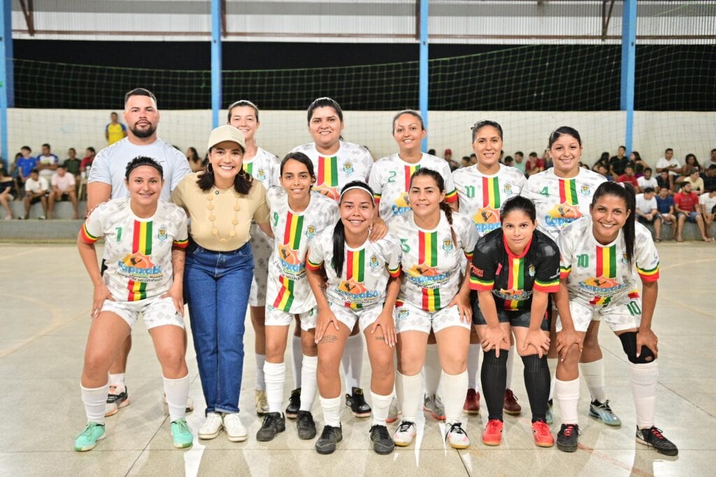 Vice-governadora posa entre jogadoras do Capixaba Esporte Clube. Foto: Ingrid Kelly/Secom