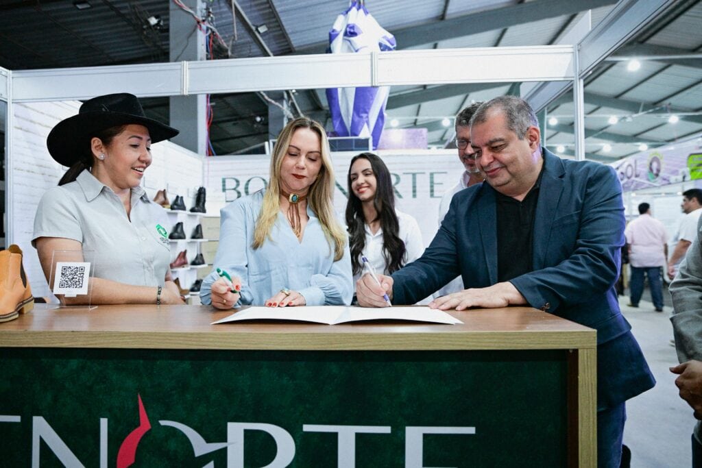 Presidente da Anac, Waleska Bezerra, e secretário de Indústria do Acre, Assurbanípal Mesquita, celebram intenção de negócios com grupo empresarial da Bolívia. Foto: Clemerson Ribeiro/Anac