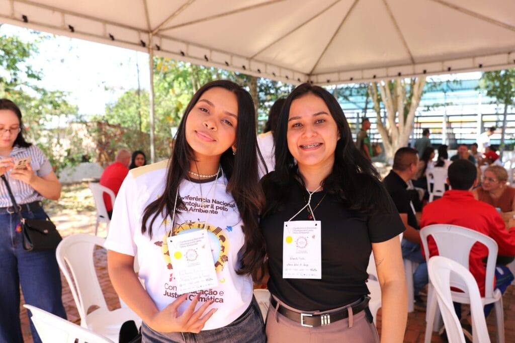 Estudante Lins Caren e professora Elizanete representaram a Escola Maria Lima de Souza, de Cruzeiro do Sul. Foto: Mardilson Gomes/SEE