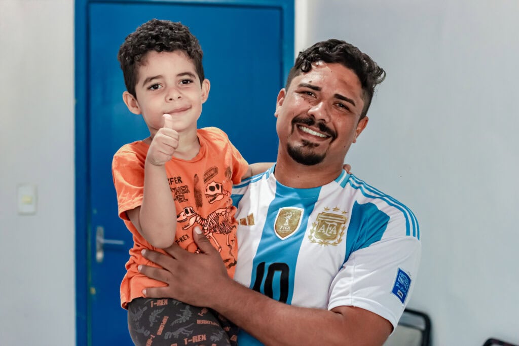 Davi Tavares, de 4 anos, recebeu dois pares de palmilhas adaptadas. Foto: Gleison Luz/Fundhacre