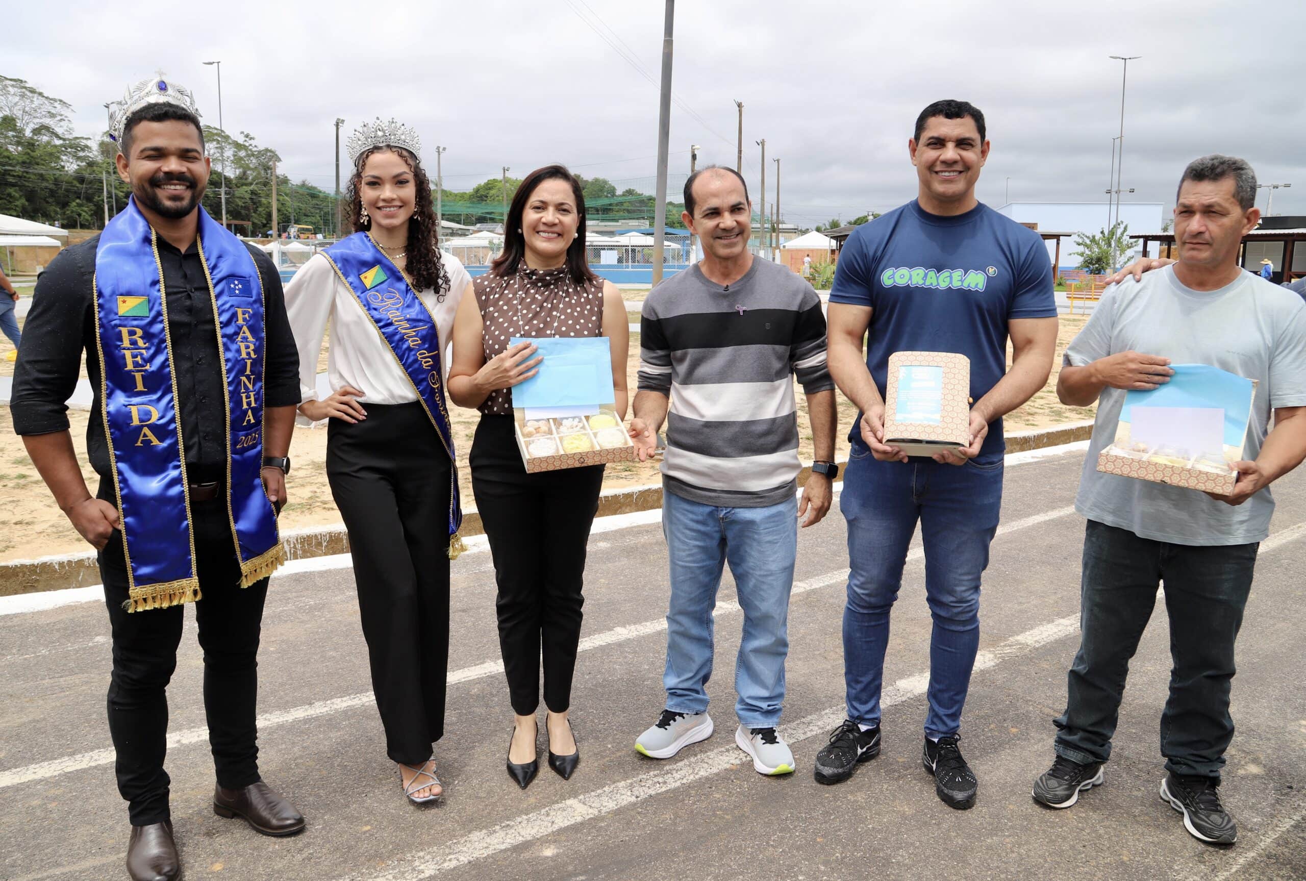 Governadora em exercício Mailza destaca importância do Festival da Farinha para cultura e economia, durante visita ao espaço do evento