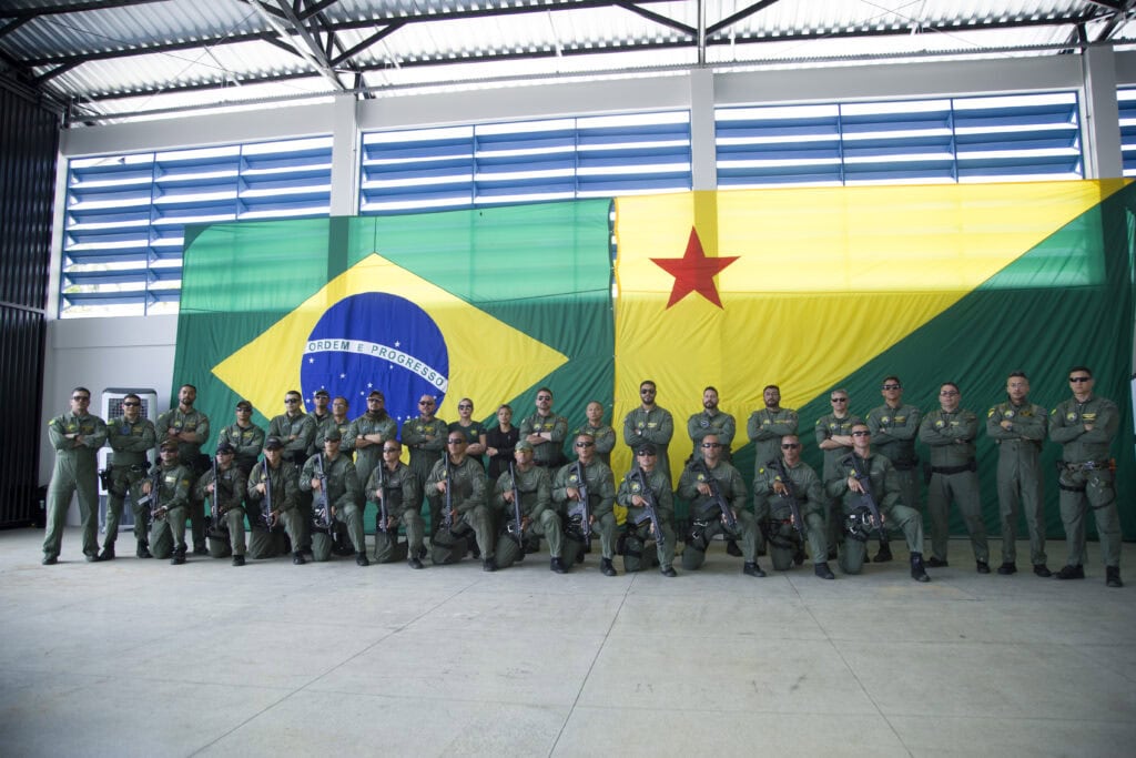 Equipe Ciopaer e da Asa fixa, simbolizando a força e a união da aviação de segurança pública no Acre. Foto: Dharcules Pinheiro/Sejusp