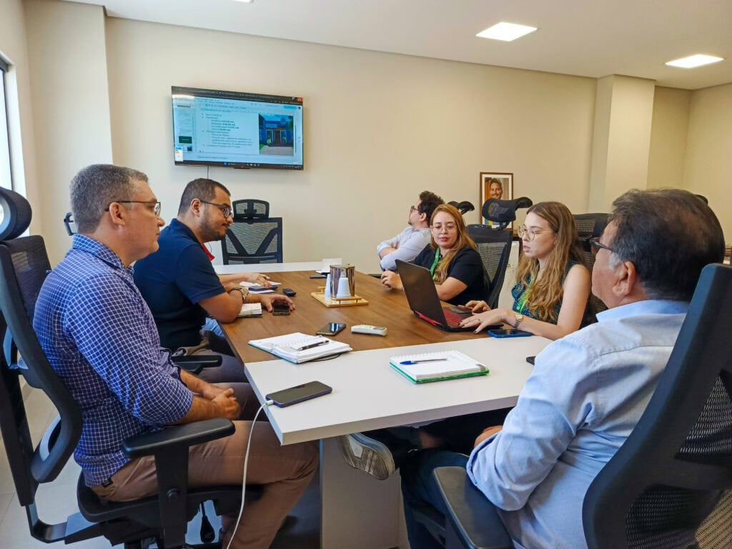 Reunião contou com a presença do secretário adjunto de Ensino, Tião Flores, do diretor de Infraestrutura e Logística da SEE, Abraão Paes Leme, e assessoria. Pela EAmazonia estiveram presentes Lucas Lima, Aline Santana Gallina e Vitória Monte, técnicos da instituição. Foto: Dayana Soares/SEE