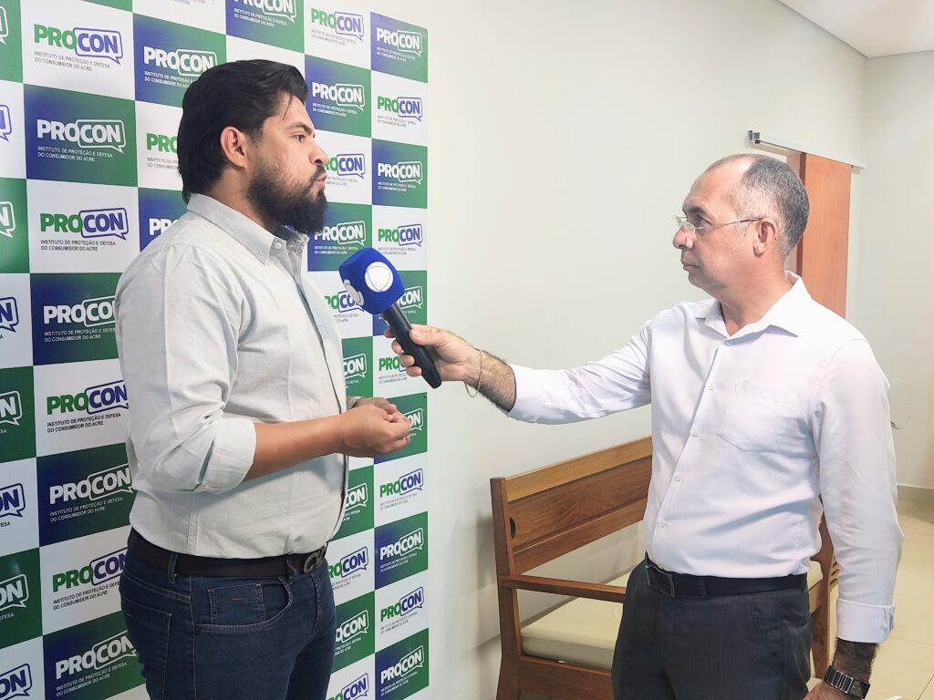 Agente fiscal do Procon, John Lynnekker Rodrigues, dialoga com a imprensa sobre os direitos dos consumidores. Foto: André Araújo/Secom