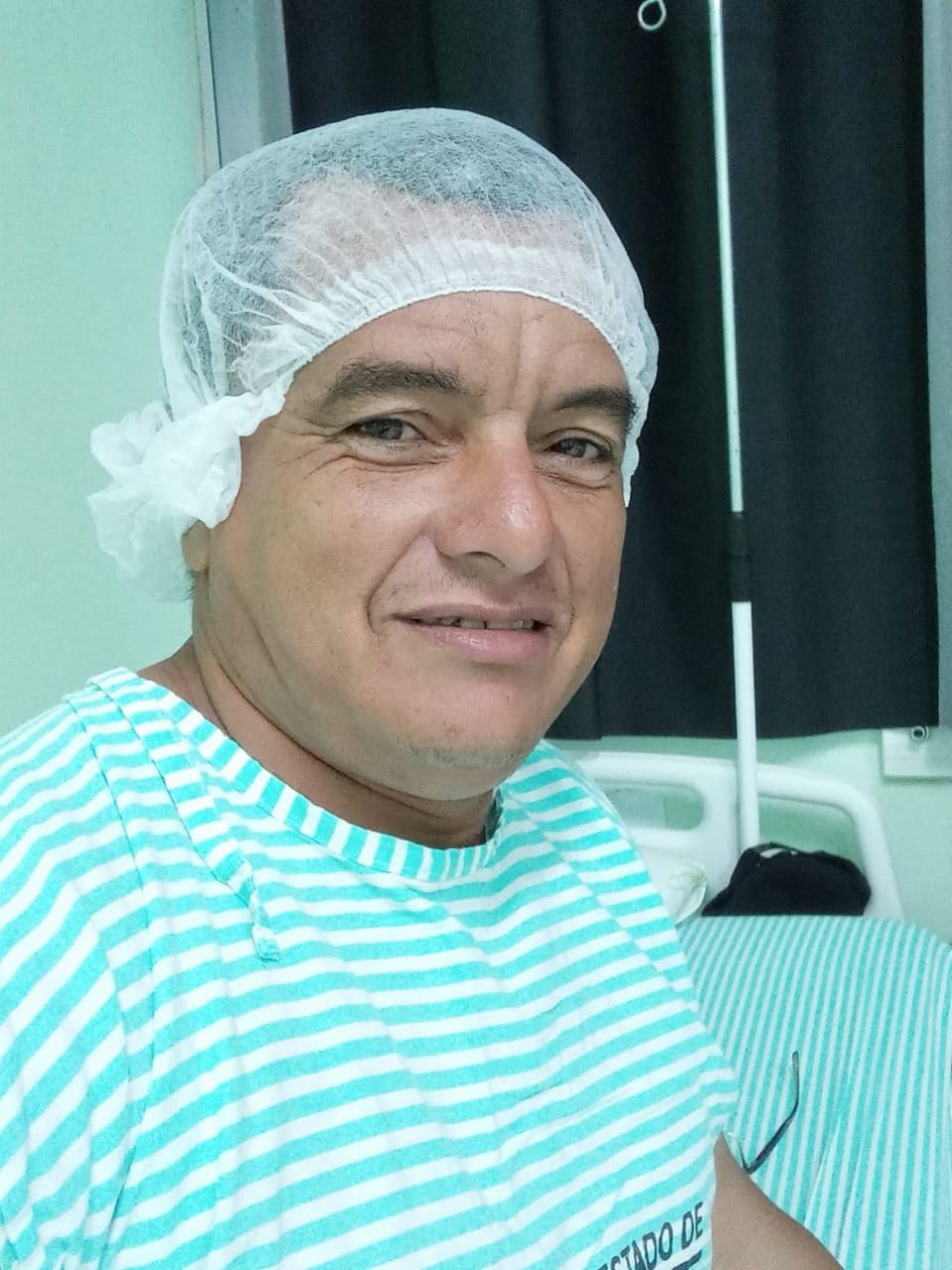 Agricultor Carlos Daniel comemora retorno ao trabalho no campo após procedimento cirúrgico. Foto: Emanoely Oliveira/Sesacre