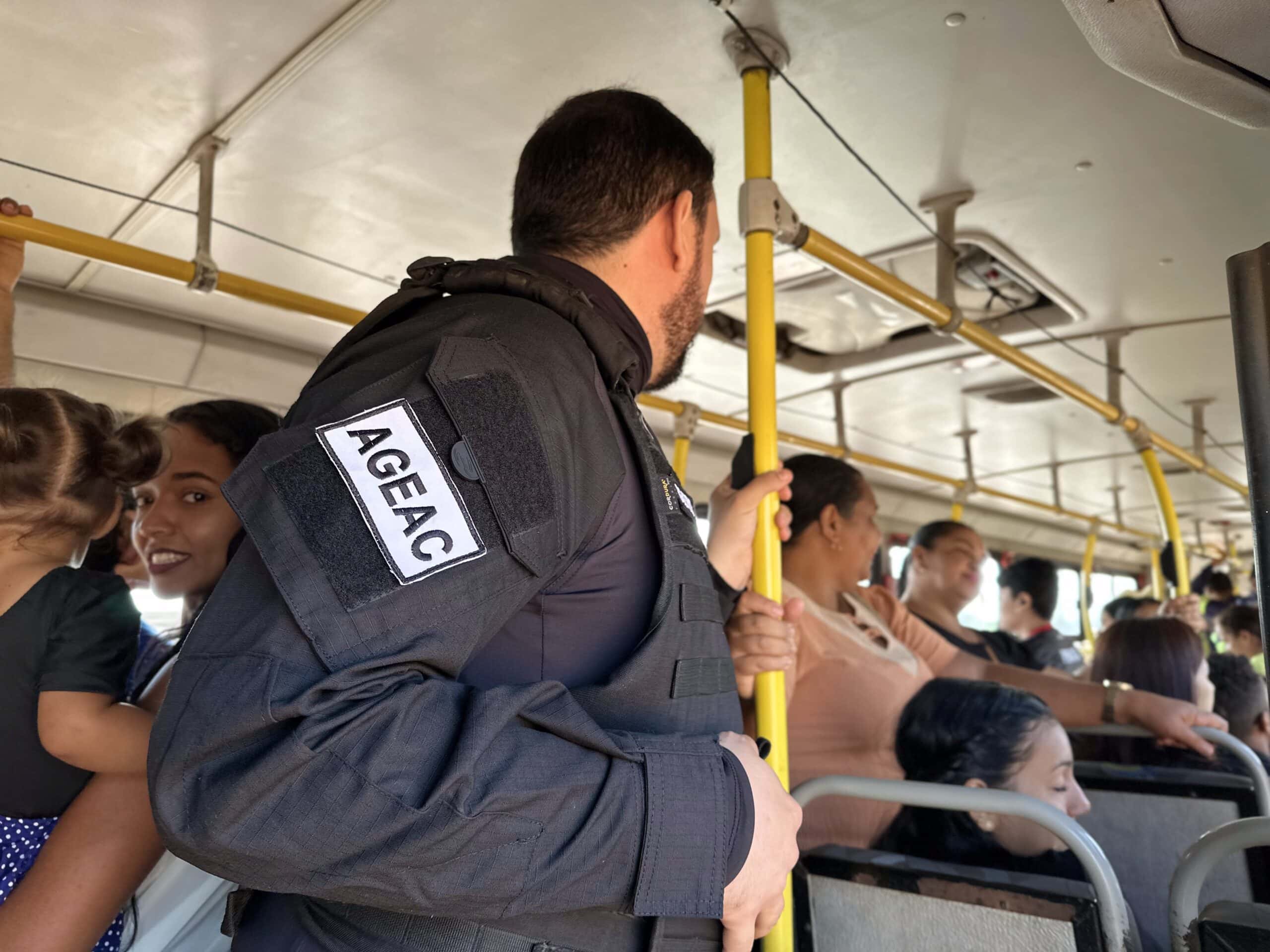 Ageac fiscaliza rotas de ônibus intermunicipais no Bujari e reforça direitos dos passageiros
