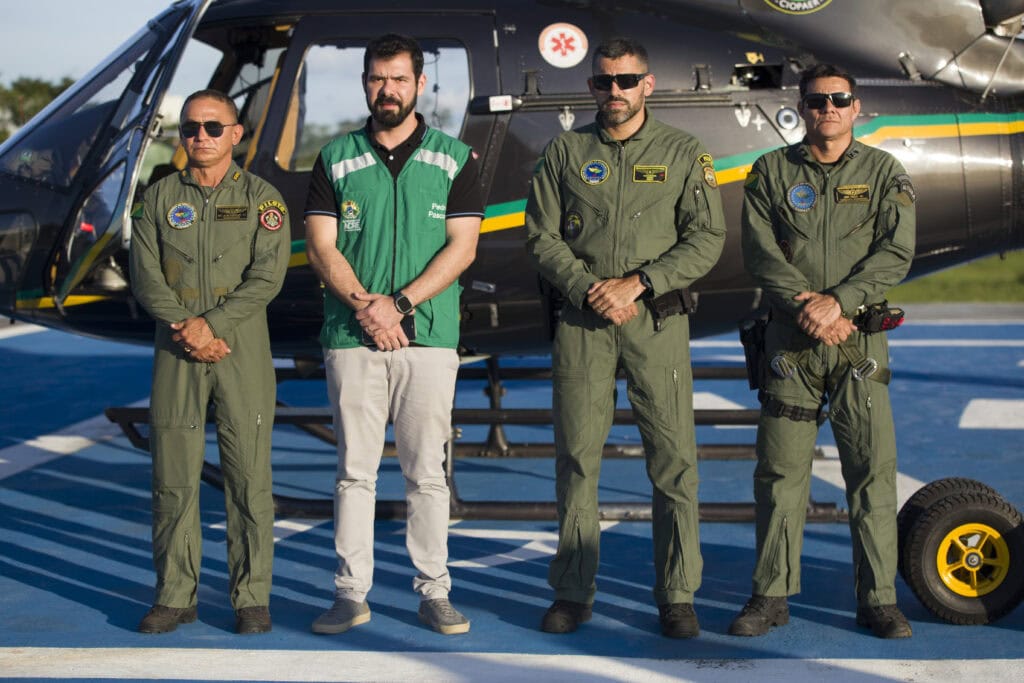 Secretário de Saúde, Pedro Pascoal, com a equipe Ciopaer. Foto: Dharcules Pinheiro/Sejusp