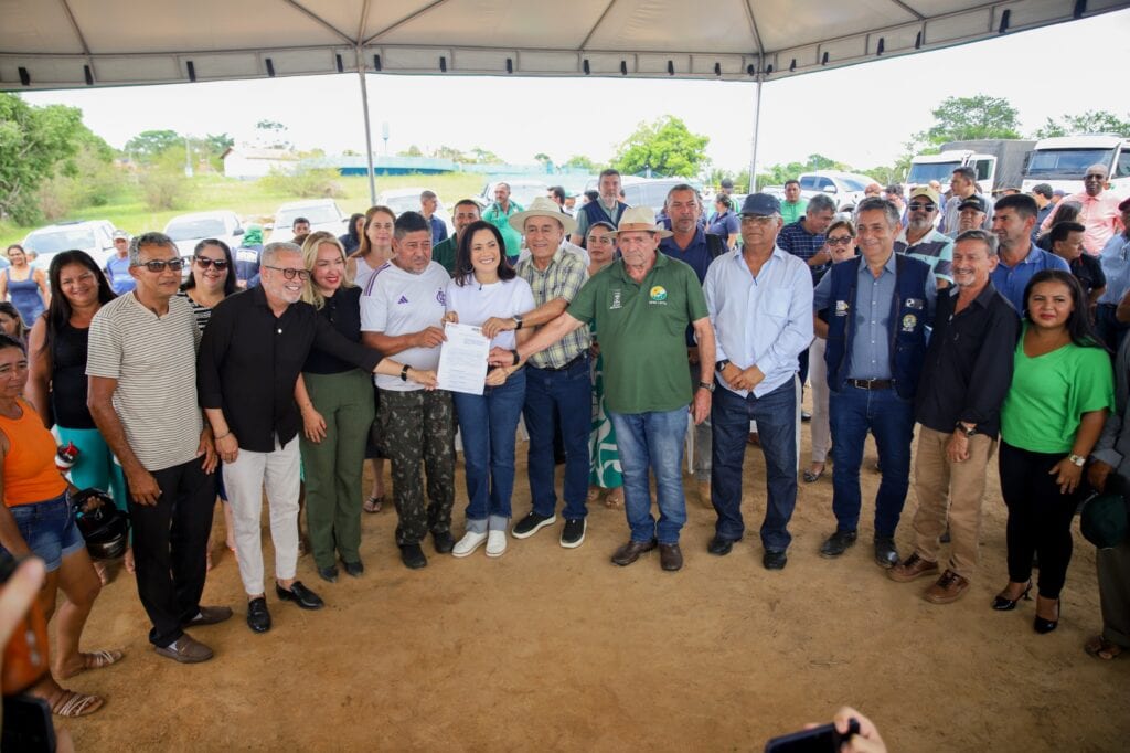 Governo e prefeitura assinaram termo de cooperação para recuperar trechos críticos da Estrada do Quixadá. Foto: Neto Lucena/Secom