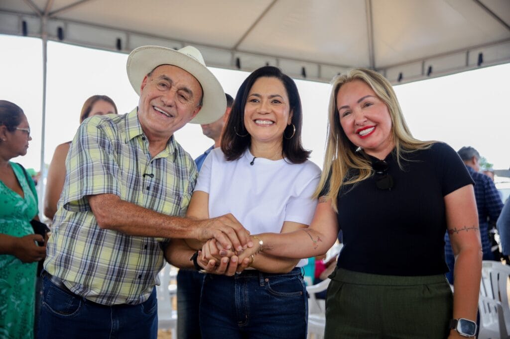 Prefeito Tião Bocalom, governadora em exercício, Mailza Assis, e a presidente do Deracre, Sula Ximenes. Foto: Neto Lucena/Secom