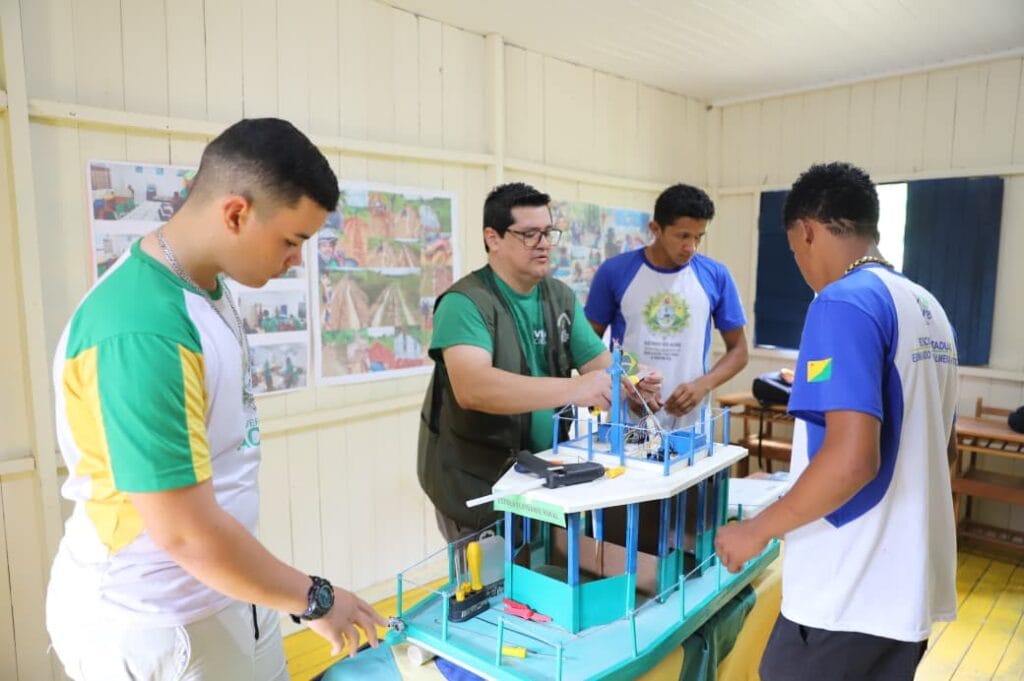 Projeto da escola flutuante foi desenvolvida pela Escola Santa Fé. Foto: Mardilson Gomes/SEE
