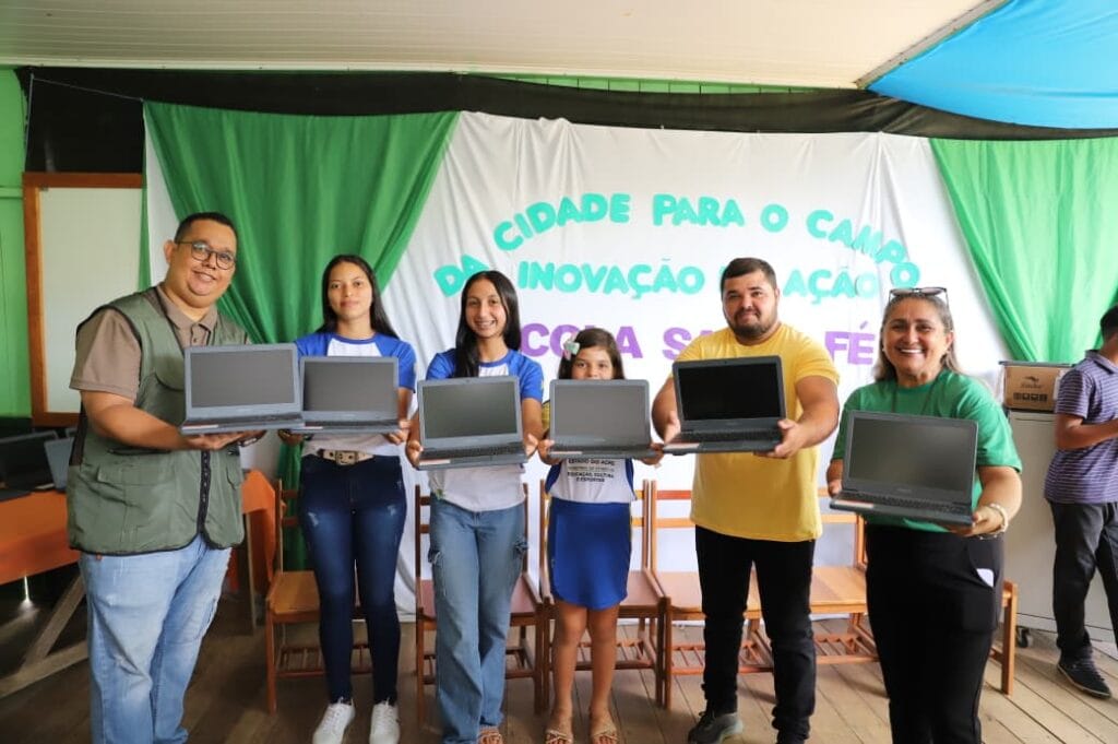 Escola Santa Fé recebeu 20 chromebooks e uma impressora a laser. Foto: Mardilson Gomes/SEE