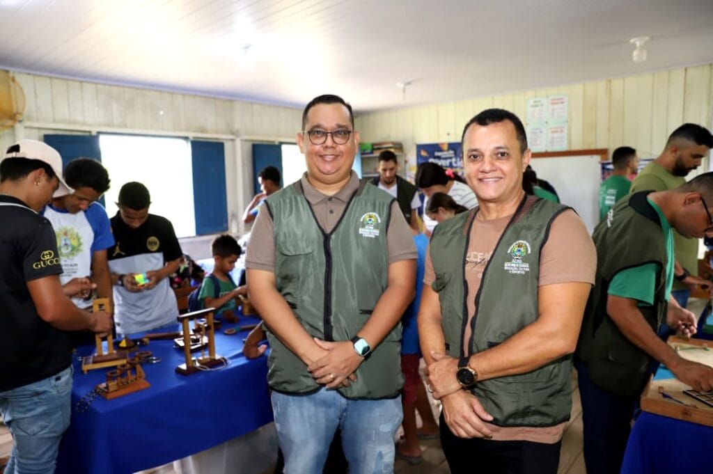 Anderson Melo e Eliomar Amorim, do Departamento de Inovações Educacionais. Foto: Mardilson Gomes/SEE