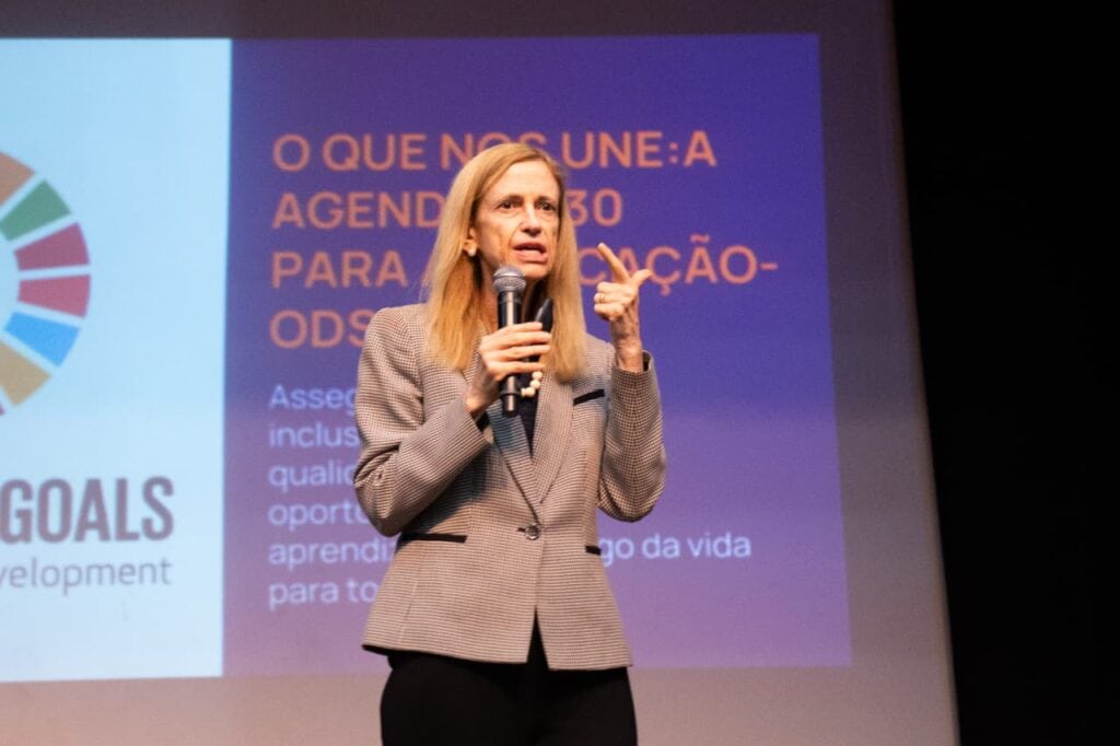 Palestrante Cláudia Costin durante evento em alusão ao Mês do Servidor, realizado em Cruzeiro do Sul. Foto: Marcos Santos/Secom