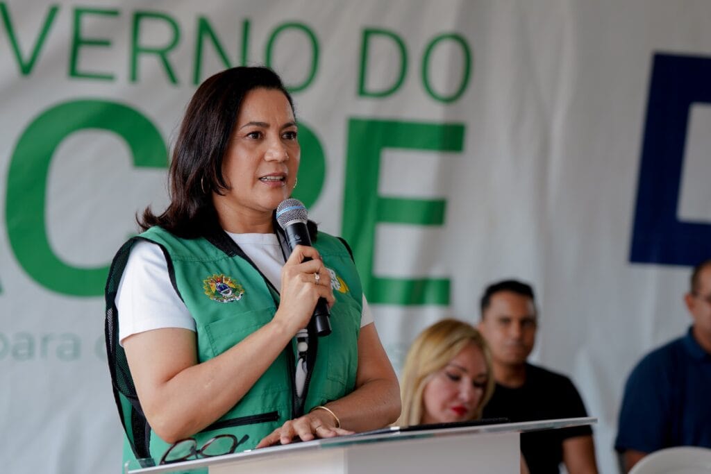 Vice-governadora Mailza Assis reforçou a importância da obra para os moradores que dependem diariamente dos rios. Foto: Neto Lucena/Secom