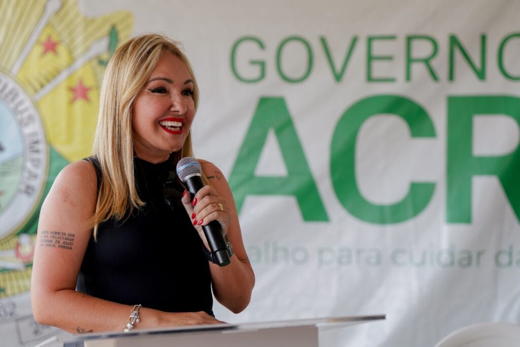 Presidente do Deracre, Sula Ximenes, destacou que a obra é resultado do compromisso do governo em garantir dignidade à população ribeirinha. Foto: Neto Lucena/Secom