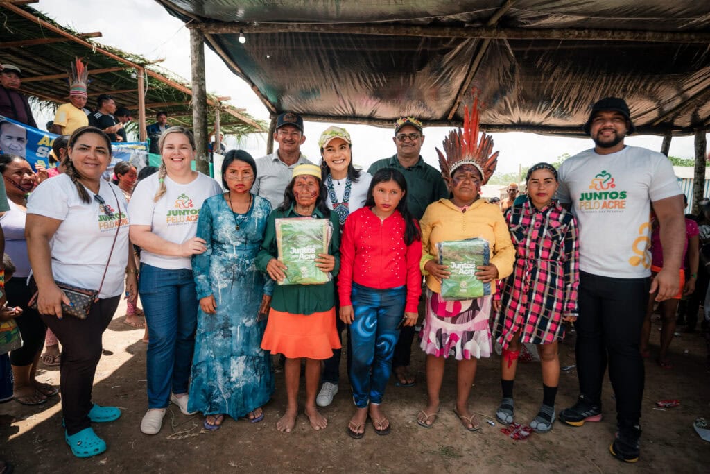 Mailza leva o programa Juntos pelo Acre e o Vestuário Social à comunidade indígena. Foto: Ingrid Kelly/Secom