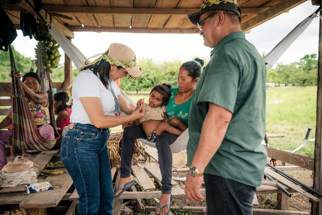 Ao lado do deputado Tanizio, Mailza conversou com moradores da aldeia. Foto: Ingrid Kelly/Secom